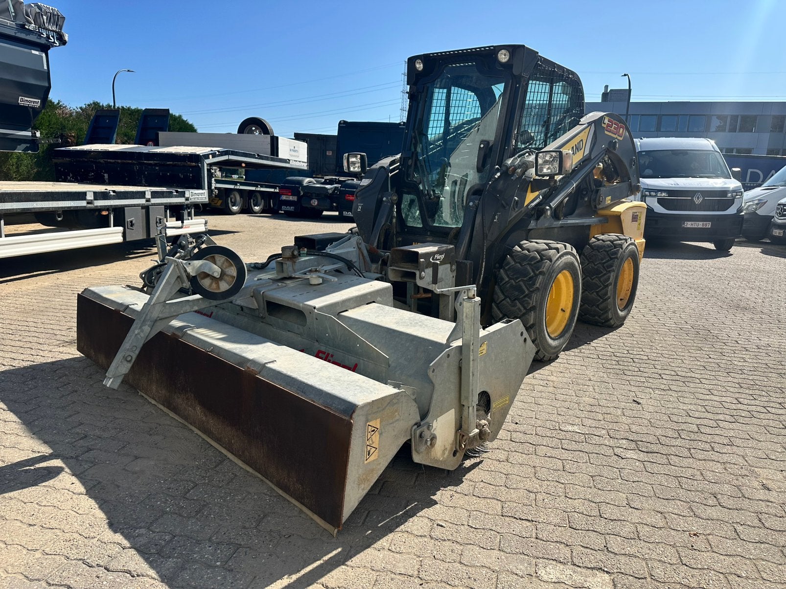 New Holland L230 893,8 heures | Balayeuse et grappin Fliegl, Trottoir