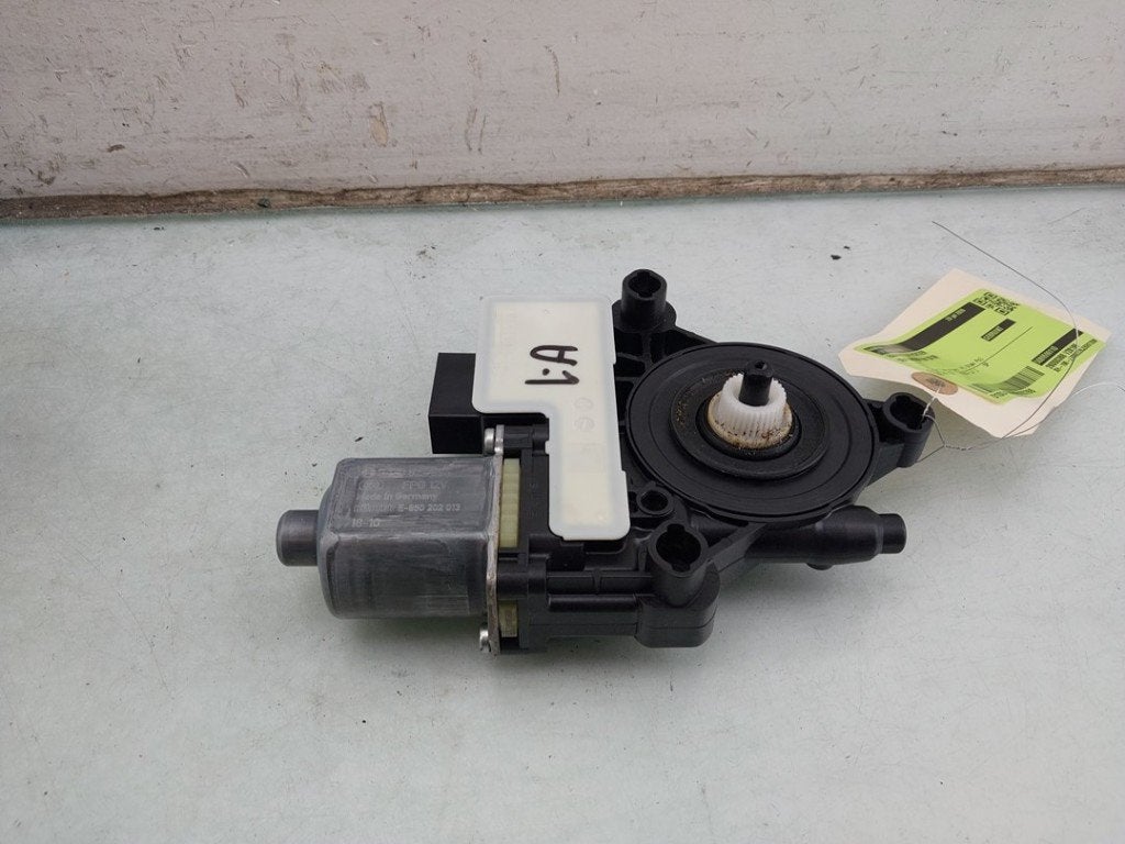 MOTEUR LEVE VITRE ELECTRIQUE Seat Arona (KJX) (01-2017/-), Robert Bosch AG, Utilisé, Seat, Robert-Bosch-Allee 1
74232  Abstatt, DE