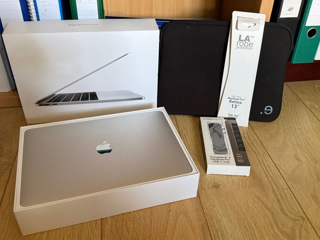 MacBook 13" Pro 8Gb 250 Gb à petit prix, Informatique & Logiciels, Apple Macbooks, Comme neuf, MacBook, 13 pouces, 2 à 3 Ghz, 256 GB