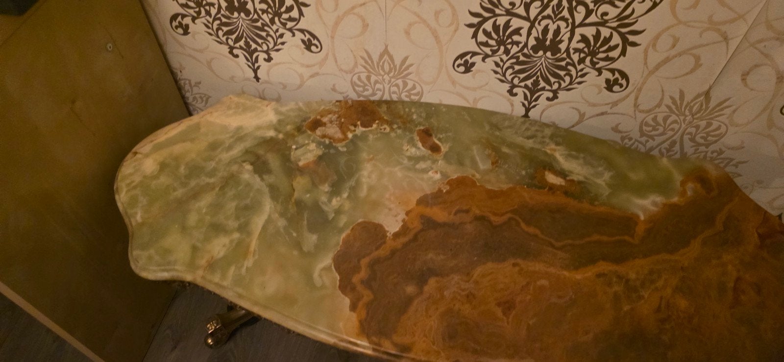 Table basse ovale de salon, Enlèvement