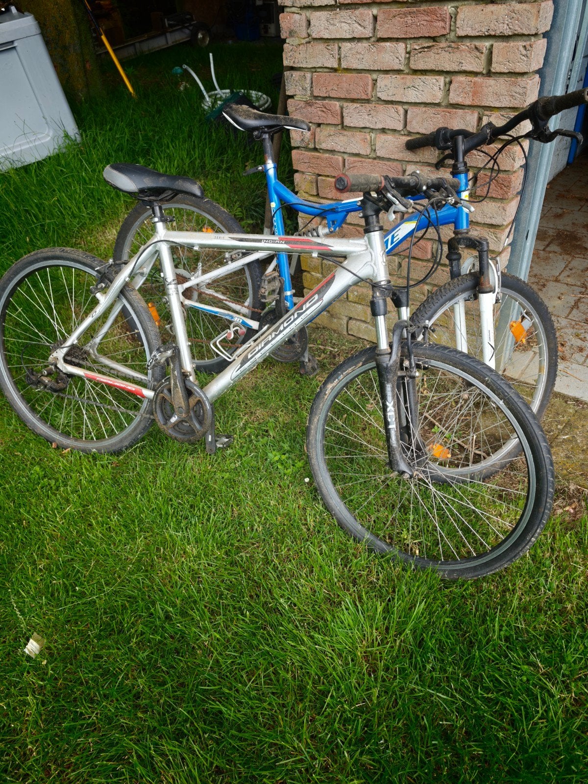 Lot de 2 VTT dont 1 Diamond Alu.
Prix pour l'ensemble, Vélos & Vélomoteurs