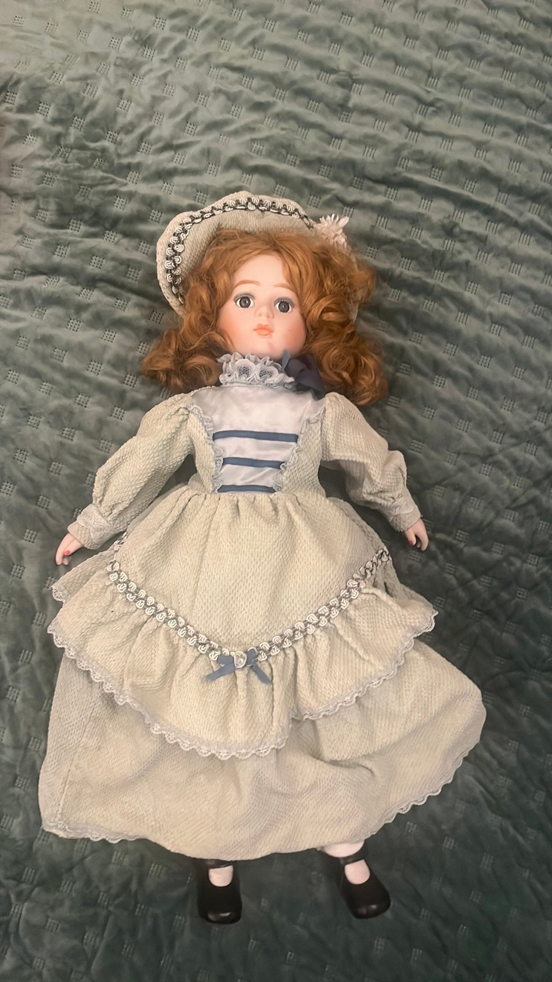 Poupée de collection en porcelaine - robe victorienne, Collections, Enlèvement, Comme neuf, Poupée