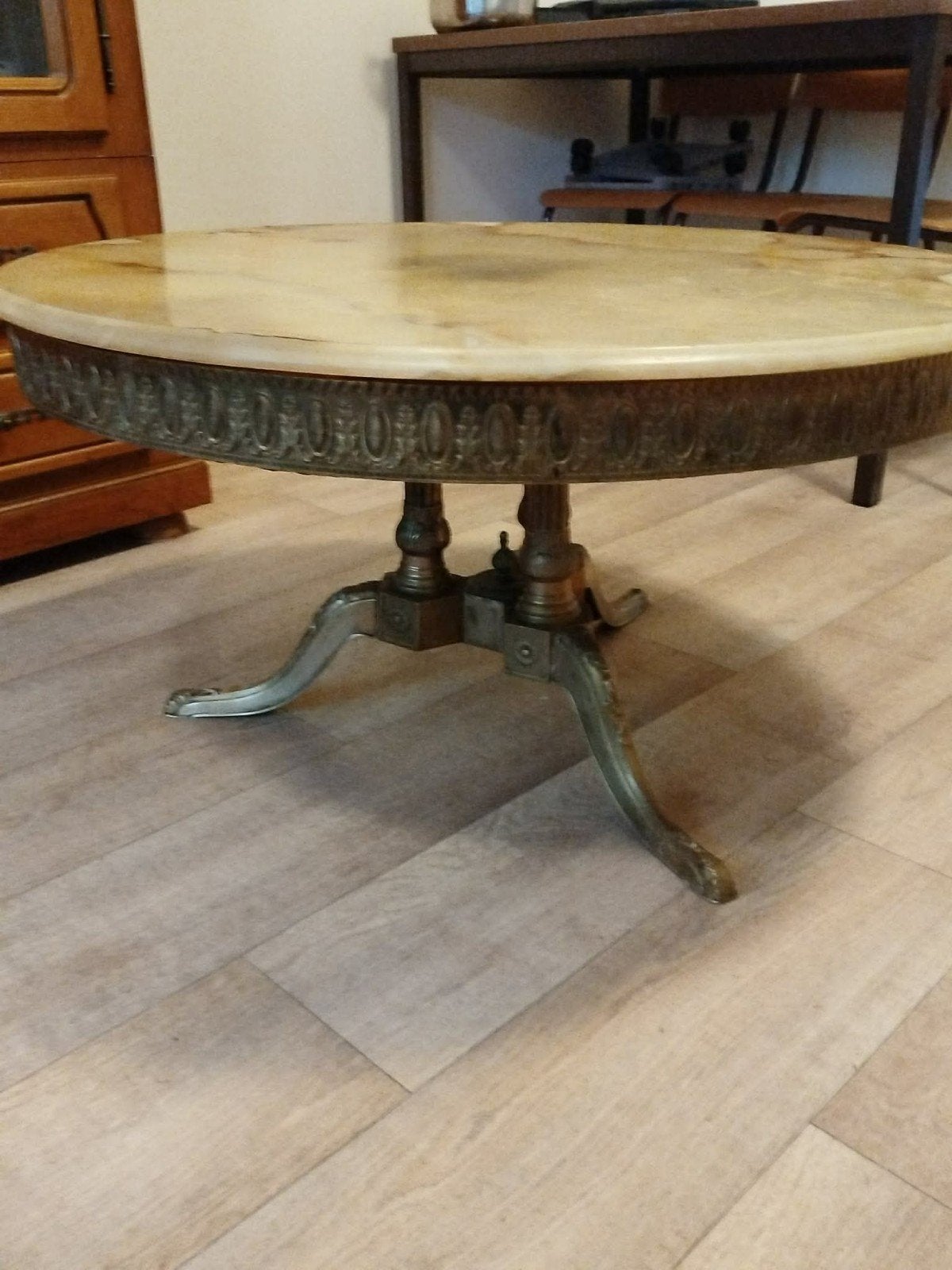 salontafel met koperen voet en marmeren blad, Ophalen