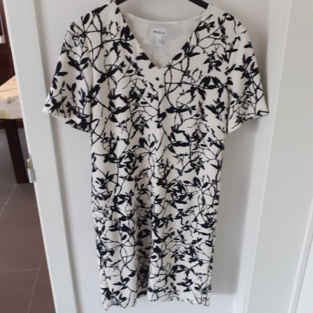 MAYERLINE Recht kleedje met zwarte print Maat: 38   Pr: € 10, Mayerline, Taille 38/40 (M), Enlèvement ou Envoi, Comme neuf