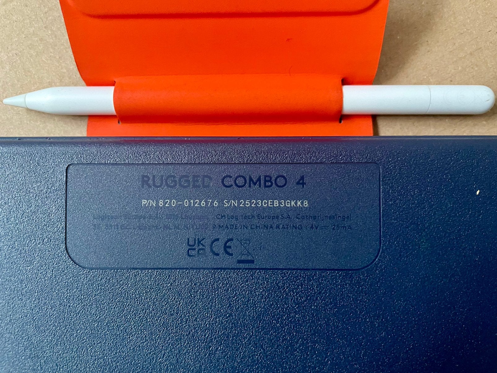 Logi ipadhoes combo 4 rugged azerty+ pencil, Computers en Software, Tablet-hoezen, Ophalen of Verzenden, Zo goed als nieuw