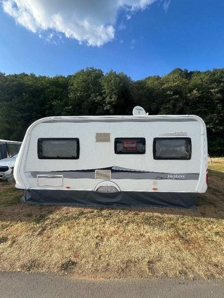 Caravan Hobby 495 Excellent + voortent + luifel, Caravans en Kamperen, Caravans, Particulier, tot en met 4, 1000 - 1250 kg, Rondzit