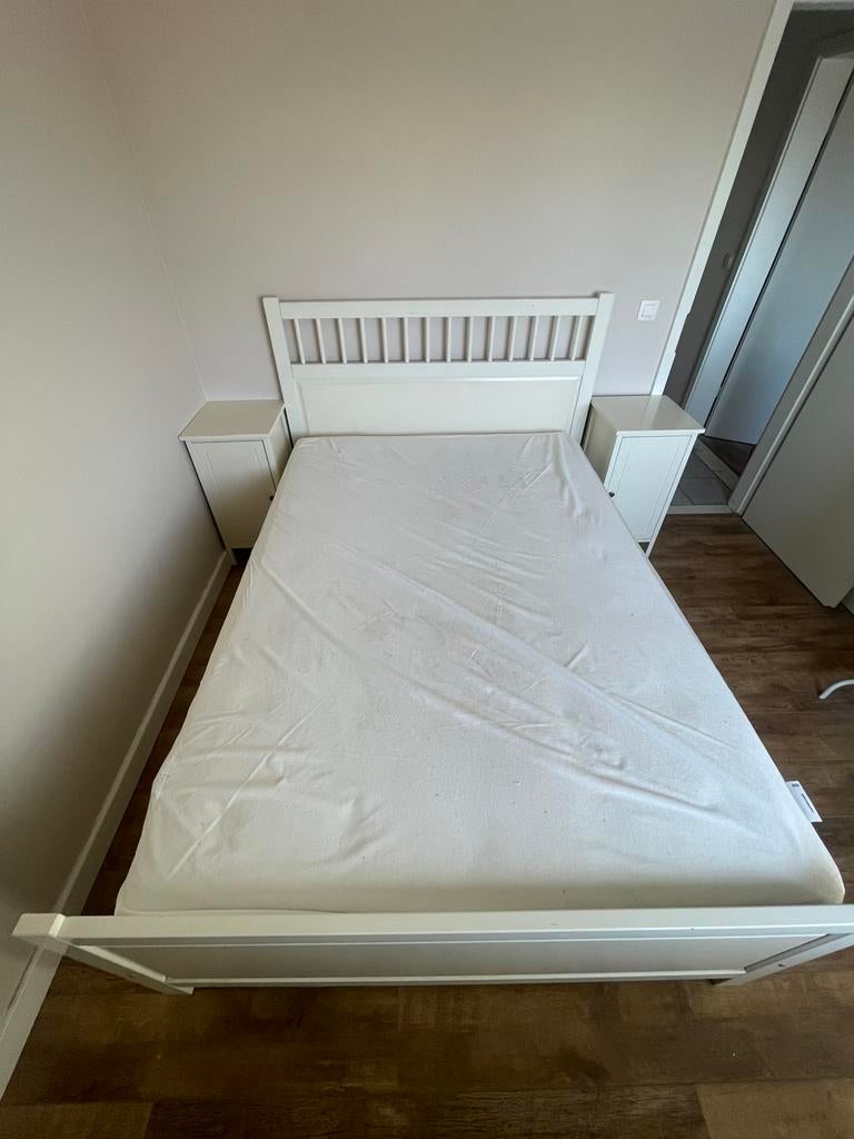 Hemnes bed + 2 nachtkastjes, Huis en Inrichting, Ophalen, Gebruikt, 210 cm, Tweepersoons