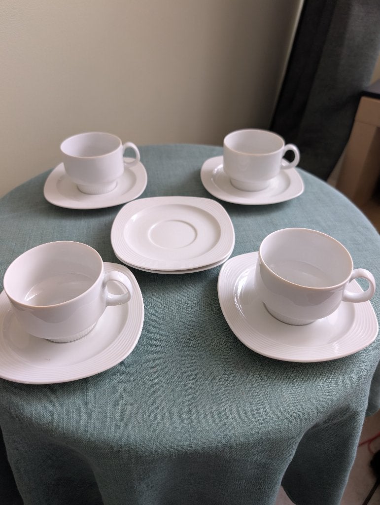 Vintage Arzberg Servies-wit(4xkop en schotel +2 reserve sch., Huis en Inrichting, Ophalen, Arzberg, Vintage, Zo goed als nieuw
