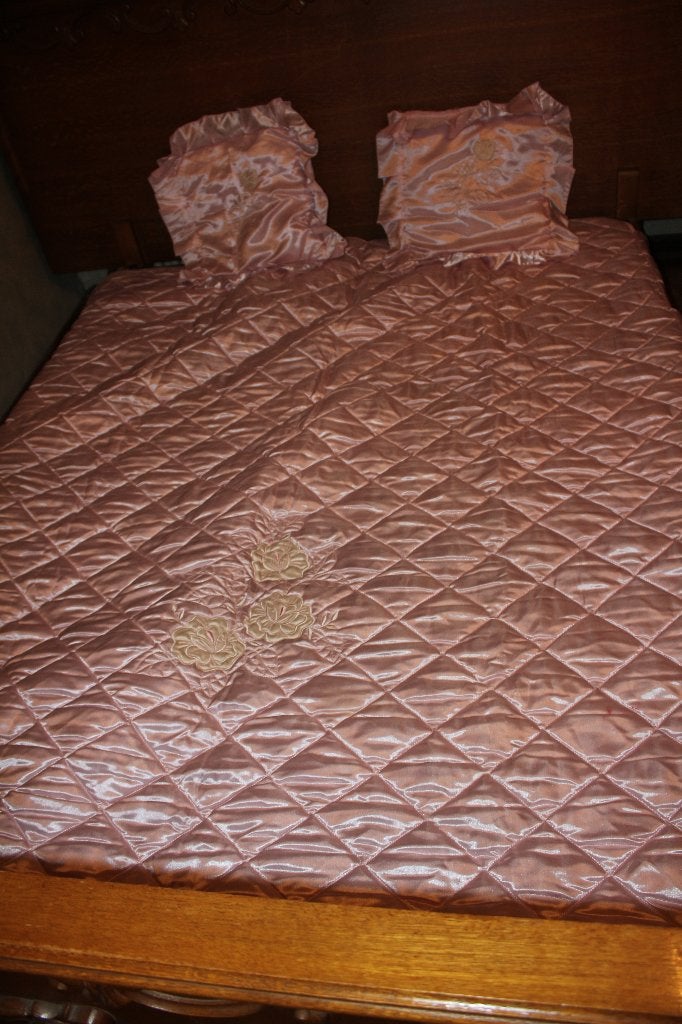 Roze bedsprei, Enlèvement