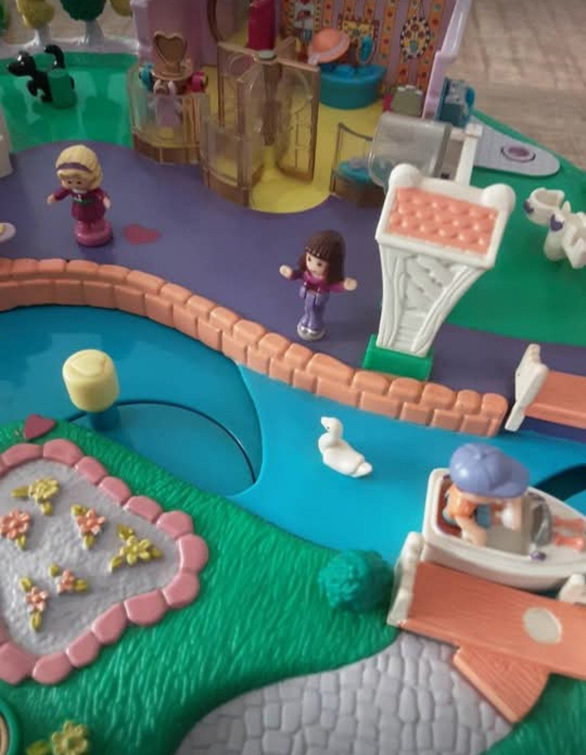 Polly Pocket Magical Moving Pollyville + 3 poppetjes, Ophalen