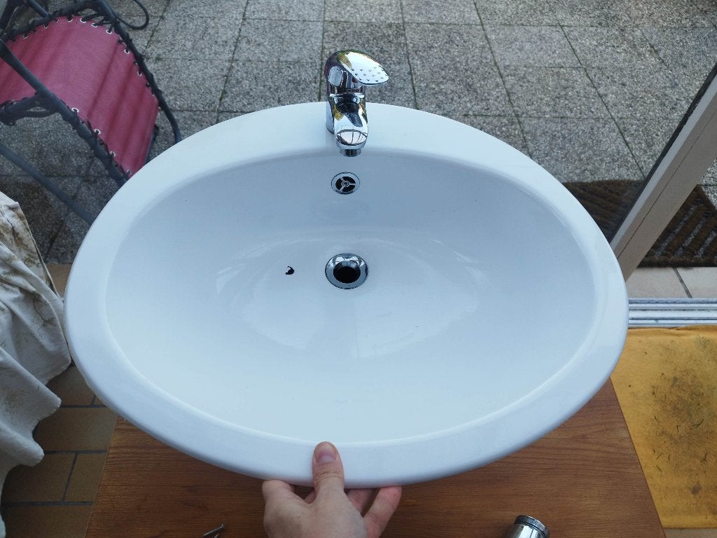 évier blanc a encastrer équiper d'un robinet et siphon, Enlèvement, Utilisé, Lavabo