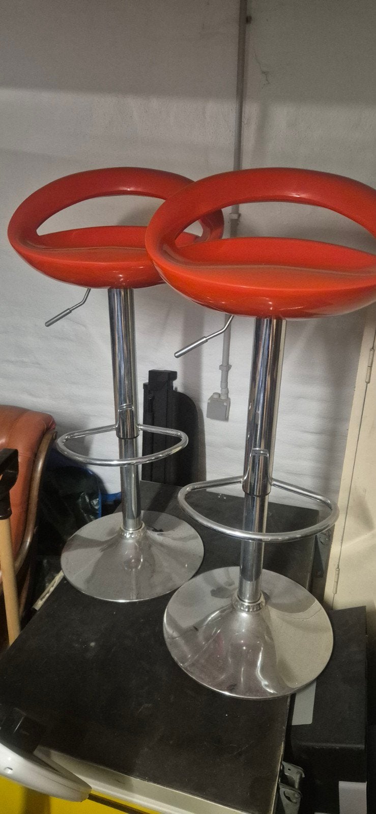2 retro barkrukken, Ophalen