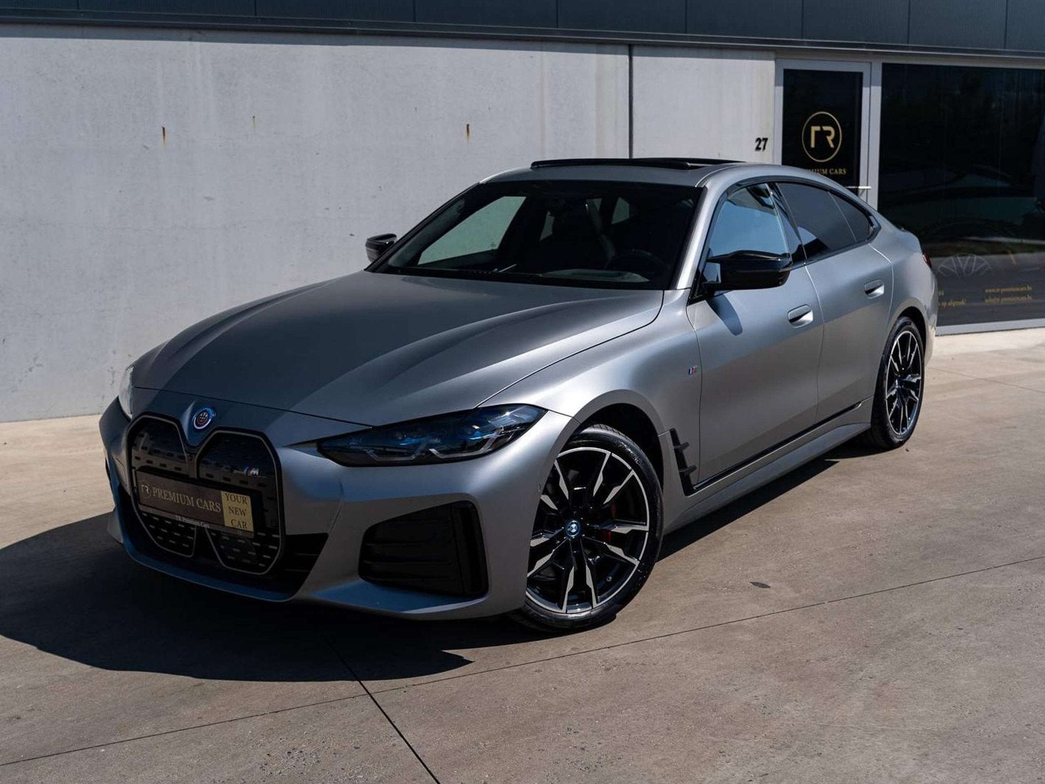 BMW i4 M50 l Frozen Grey l Individual l Sunroof l Towhook l, Gebruikt, Zwart, 544 pk, Adaptive Cruise Control