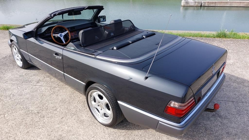 Mercedes w124 e 220 année 1994 122.000km boîte automatique, Auto's, Automaat, Zwart, Cabriolet, Zwart