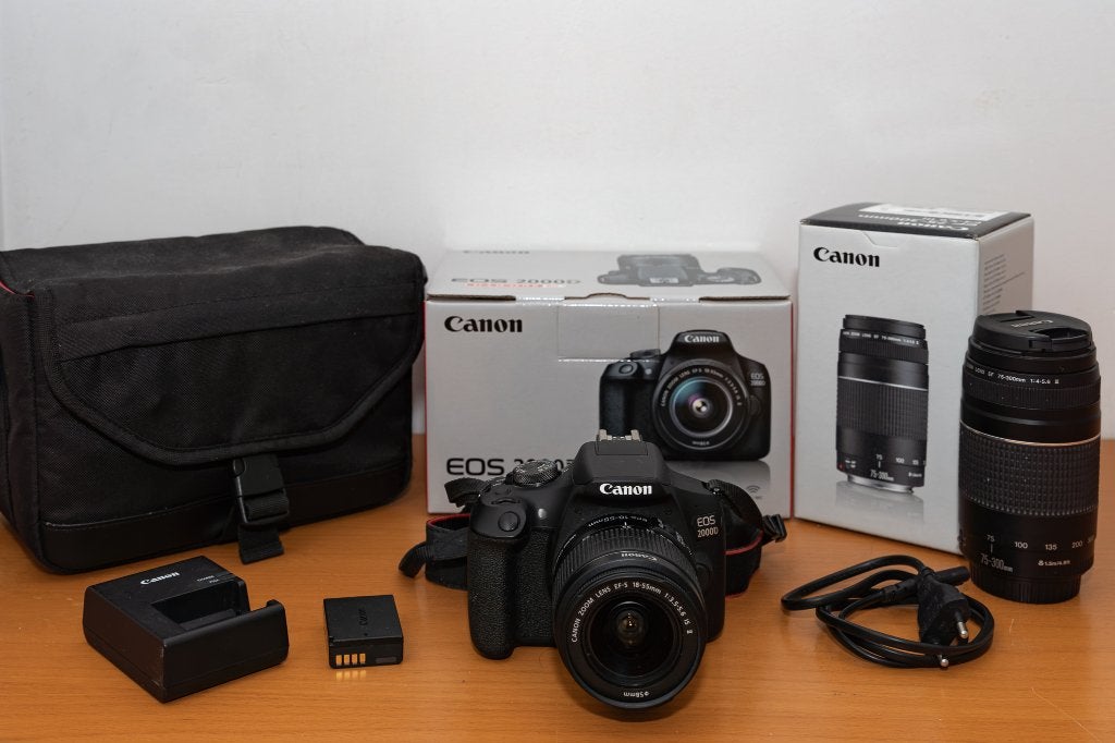 Canon EOS 2000D + 18-55 IS II + 75-300 III — Kit complet, Sans zoom optique, Câble USB, Canon, Enlèvement