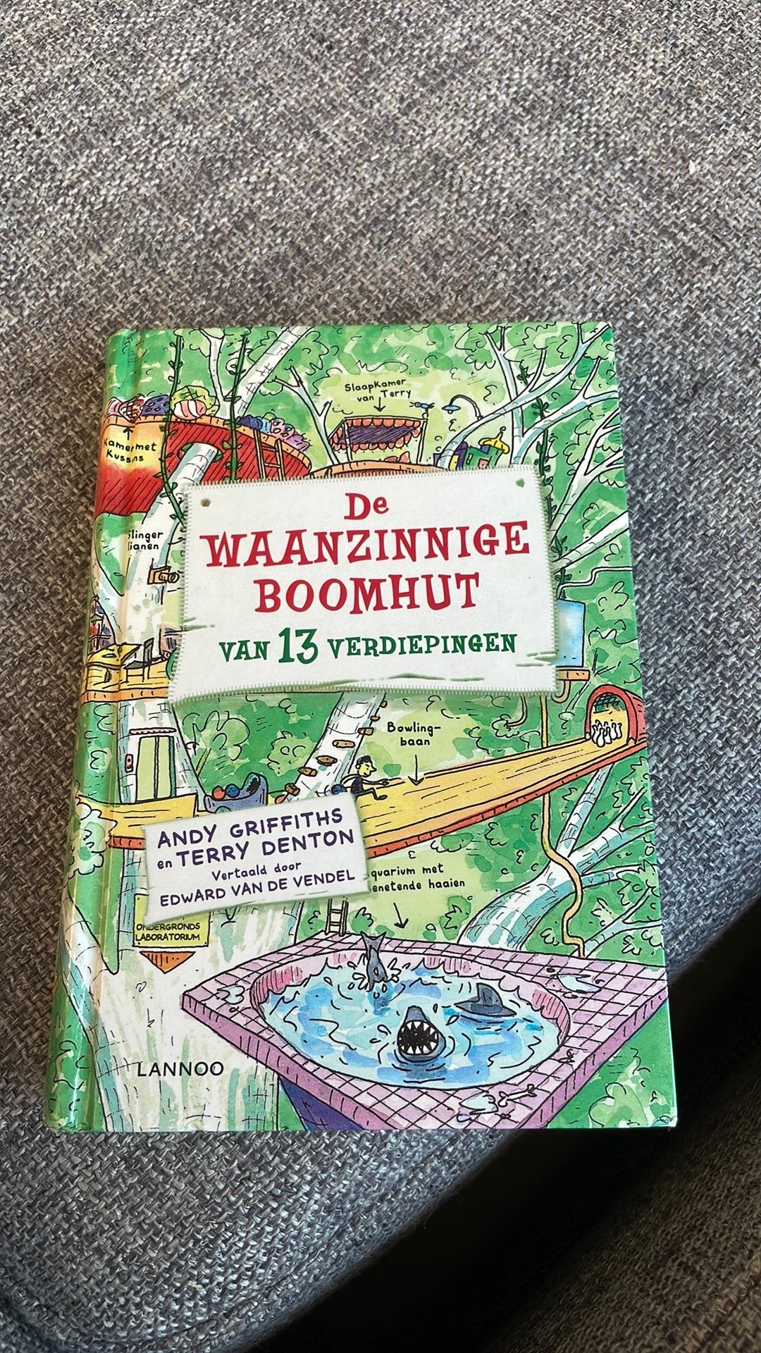 De waanzinnige boomhut van 13 verdiepingen, Ophalen, Zo goed als nieuw