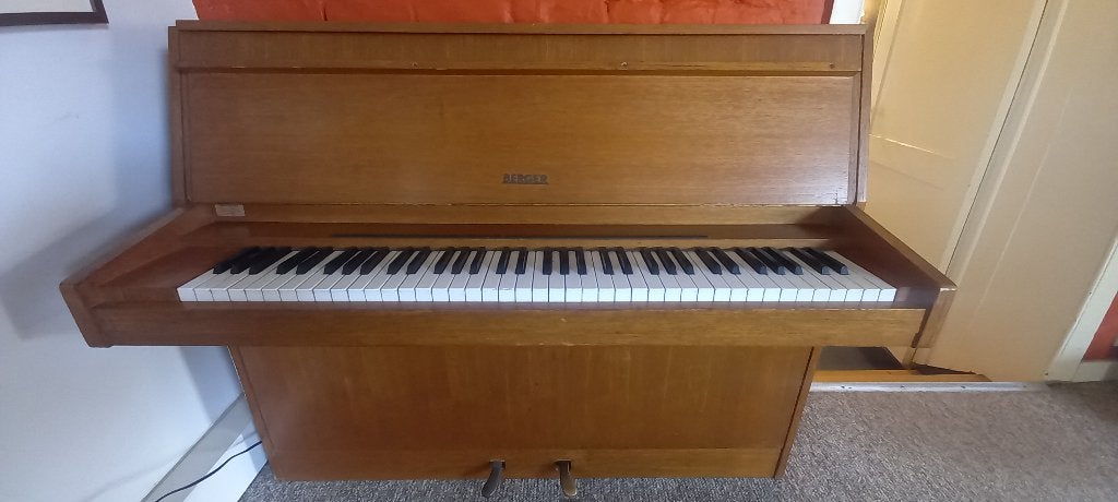 Piano droit  acoustique BERGER – Occasion, Enlèvement, Utilisé, Brun, Piano