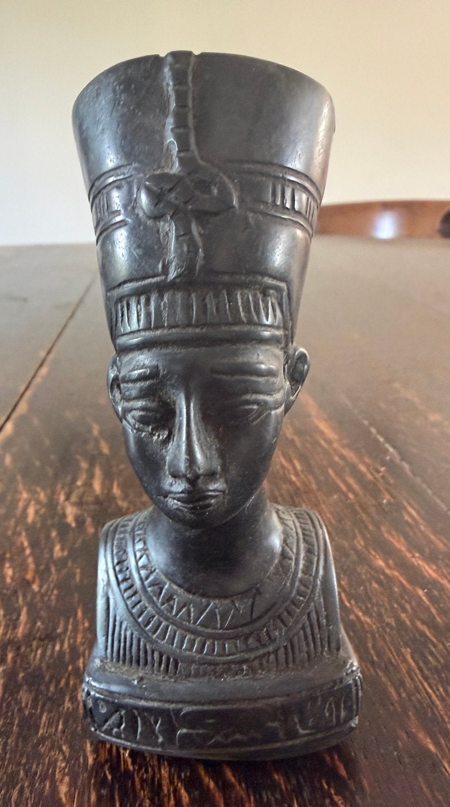 Egyptische Nefertiti buste in donkere steen – 11 cm, Antiek en Kunst, Ophalen of Verzenden