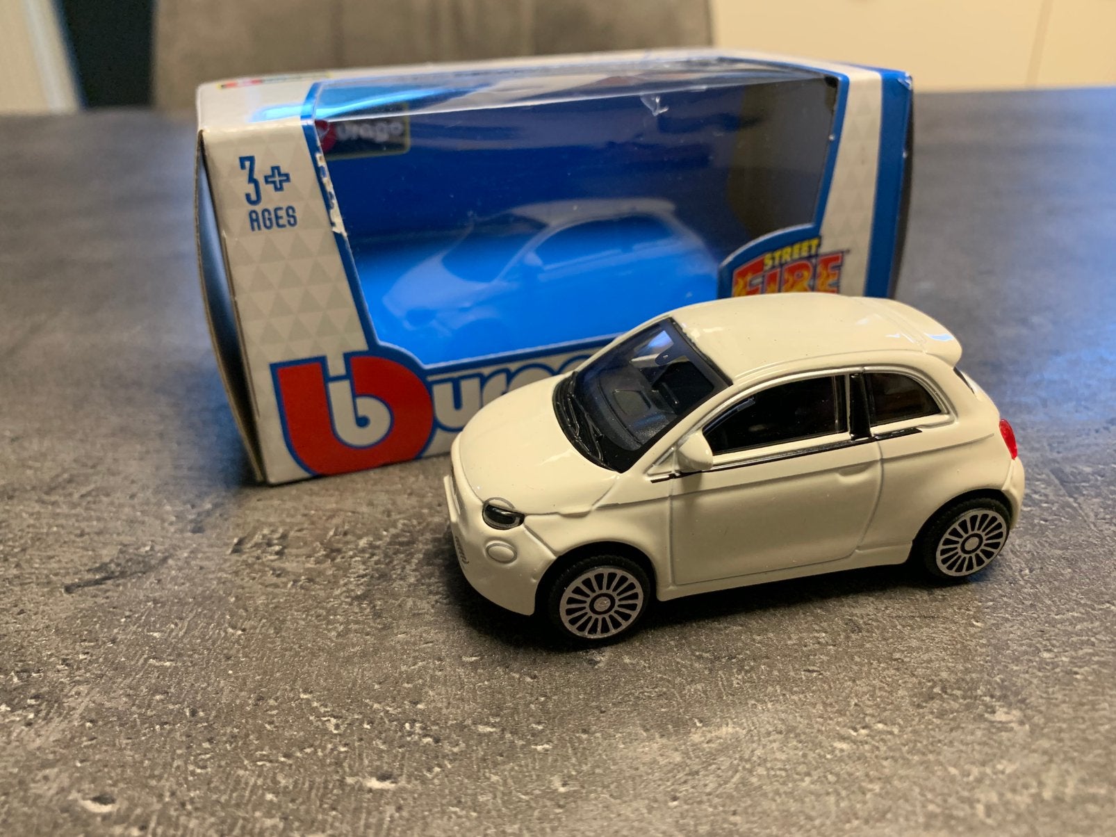 Fiat 500  1:43, Hobby en Vrije tijd, Ophalen of Verzenden, Zo goed als nieuw