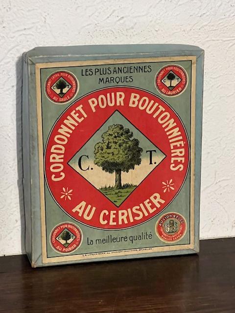 Boîte complète de fil Cordonnet pour boutonnière au cerisier, Antiquités & Art, Enlèvement