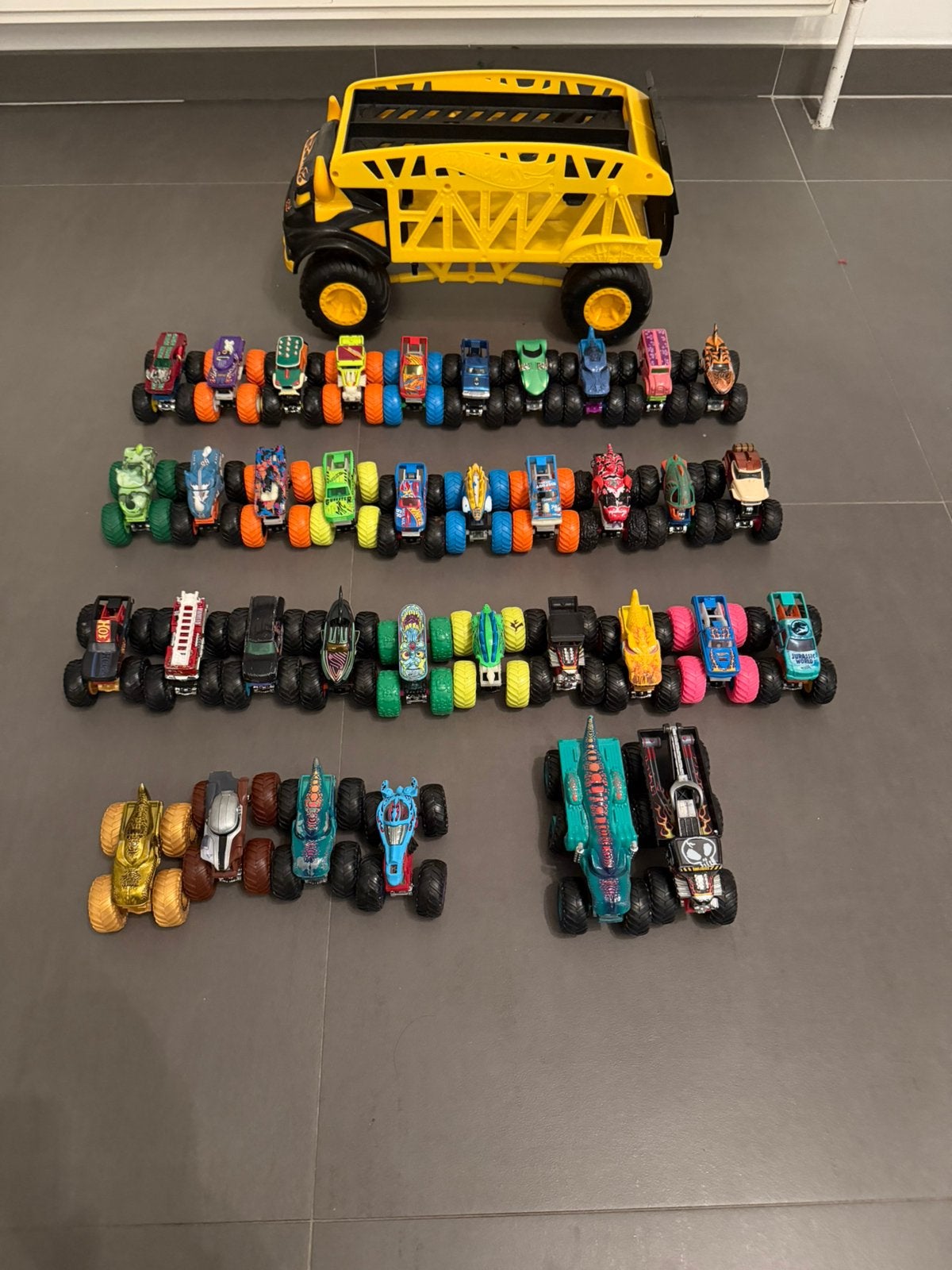 COLLECTION HOT WHEELS de 6 CIRCUITS + 40 Monster Trucks, Enfants & Bébés, Enlèvement, Comme neuf