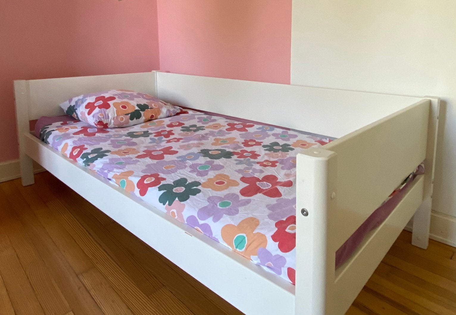 Lit FLEXA WHITE + barrière de sécurité, Kinderen en Baby's, Kinderkamer | Bedden, Zo goed als nieuw, 180 cm of meer, 85 tot 100 cm