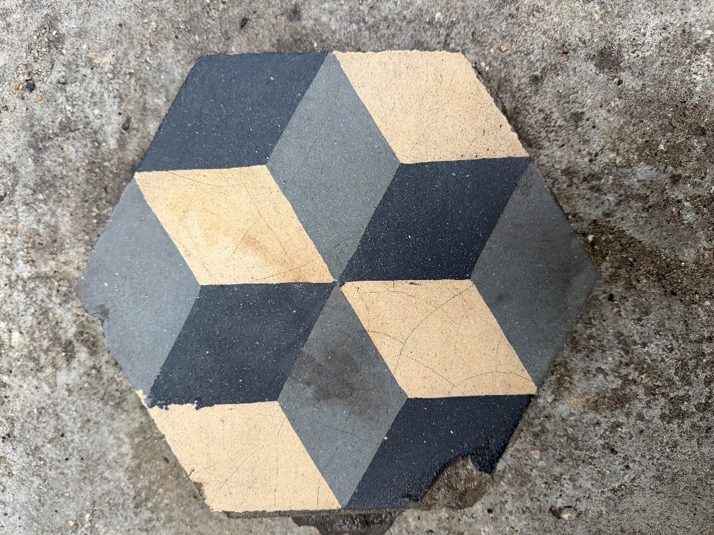 Carreaux de ciment hexagonaux anciens à motif cubique, Enlèvement