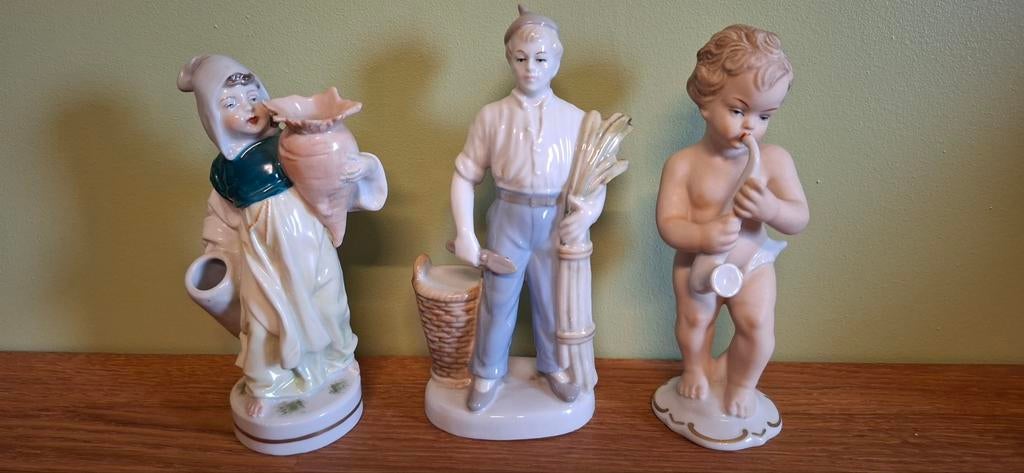 3 figurines, Enlèvement