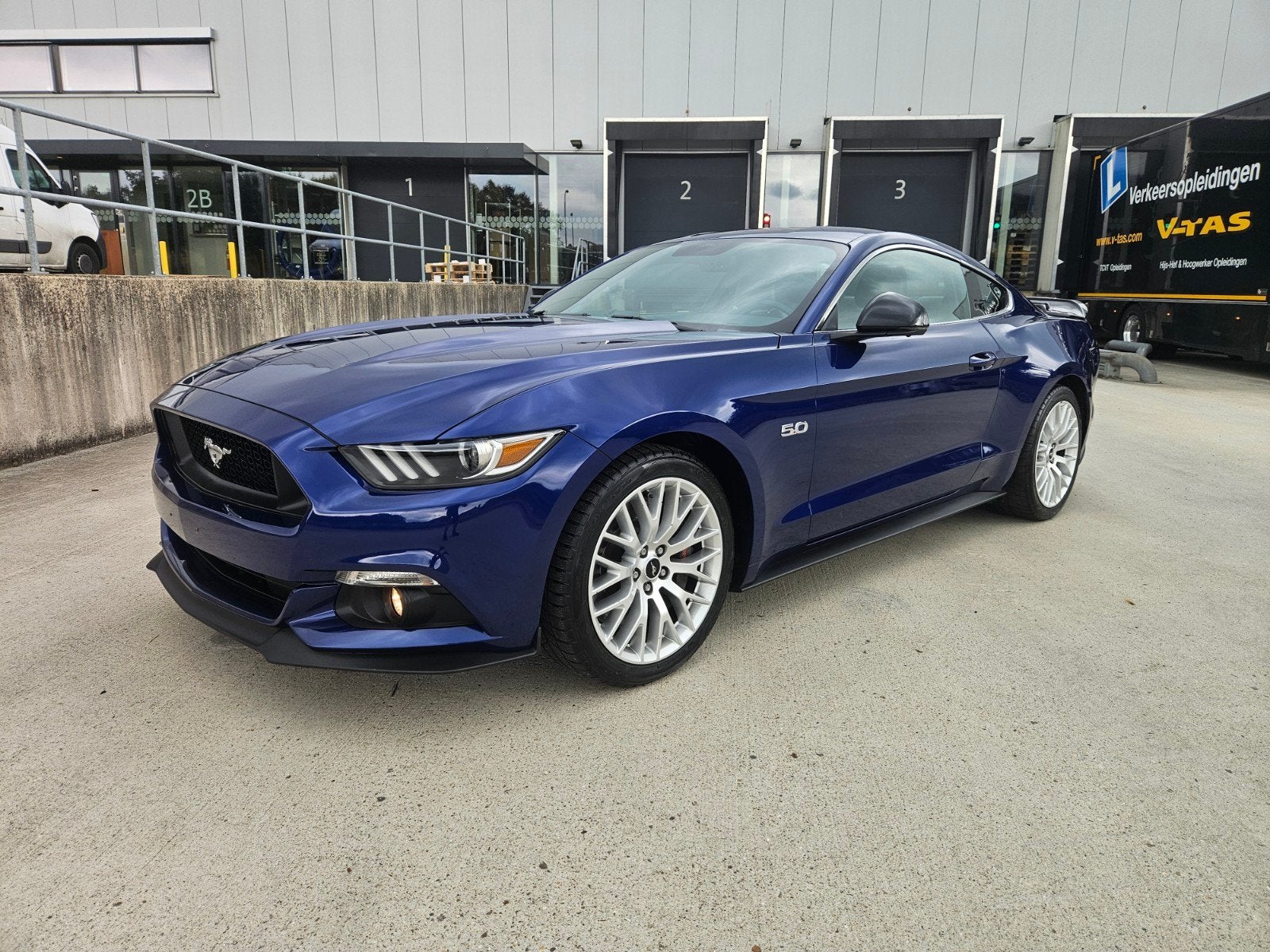 Ford mustang gt V8 5.0 EU auto nieuwstaat !! full option !!, Auto's, Achterwielaandrijving, Blauw, Leder, Bedrijf