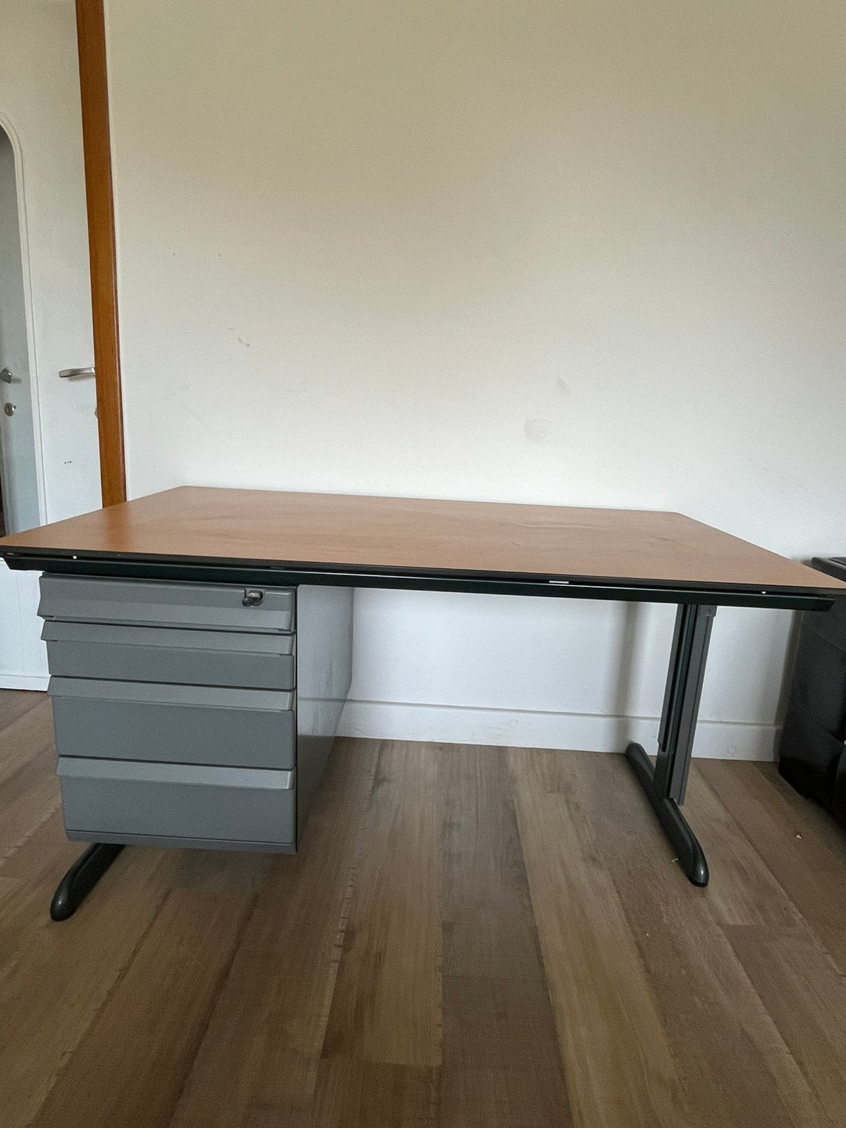 Professionele Bureau Ahrend, Huis en Inrichting, Ophalen, Zo goed als nieuw, Ahrend, Hout