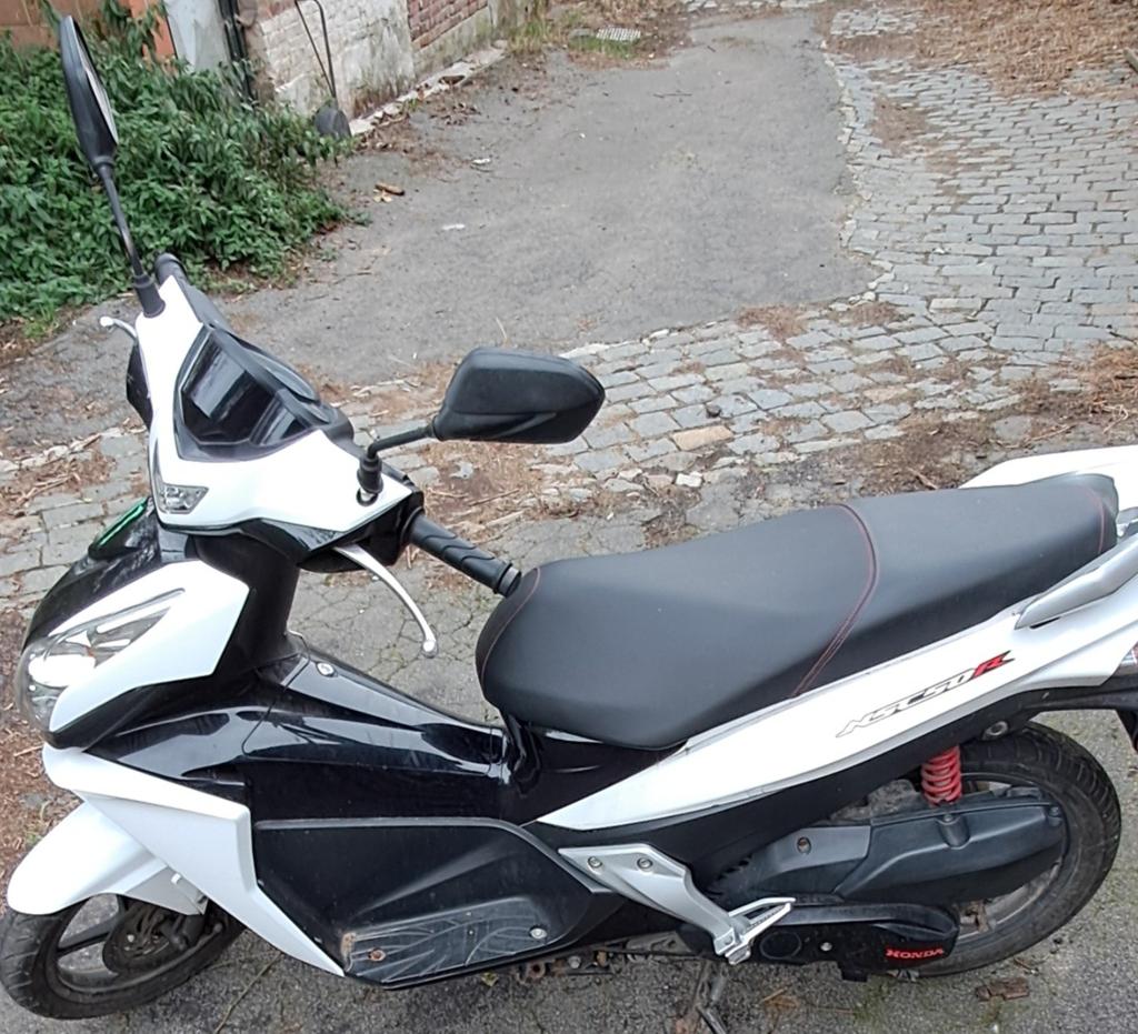 Je vends mon scooter honda avec 10900km.Il est en bon etat., Enlèvement