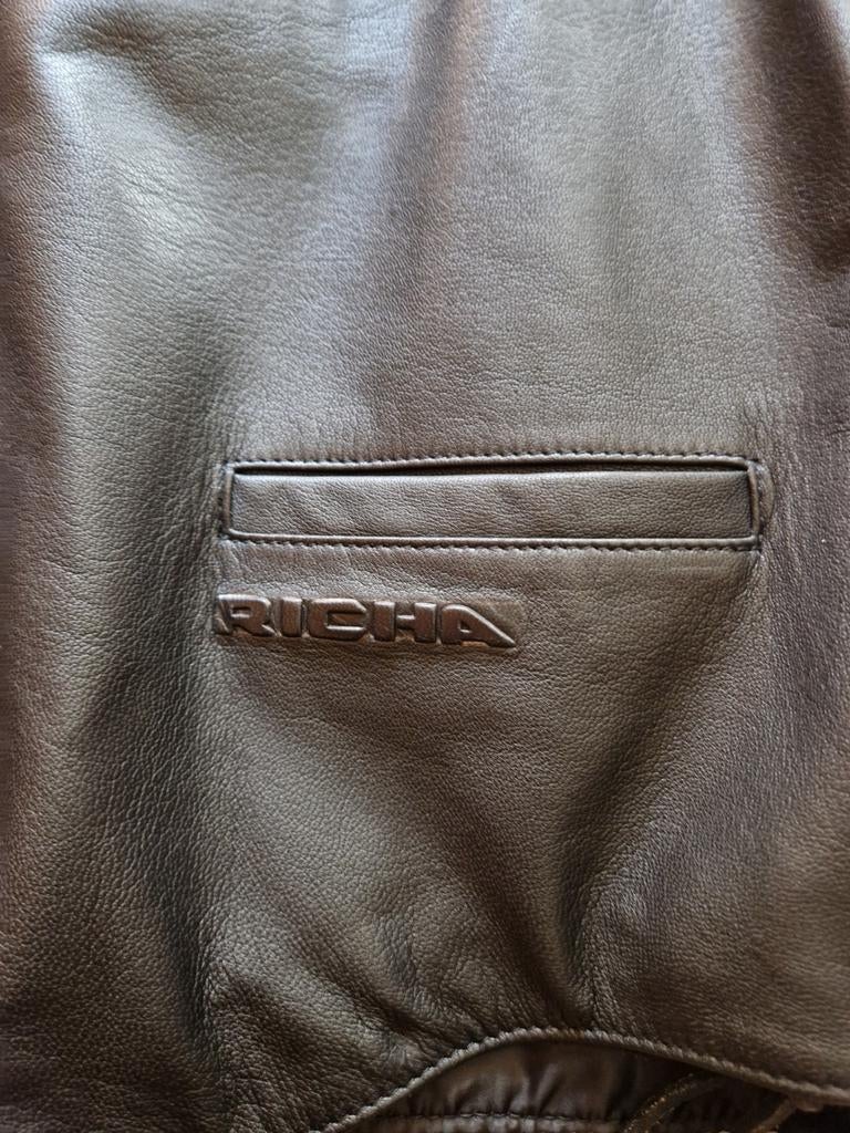 Zwarte lederen heren gilet, Enlèvement