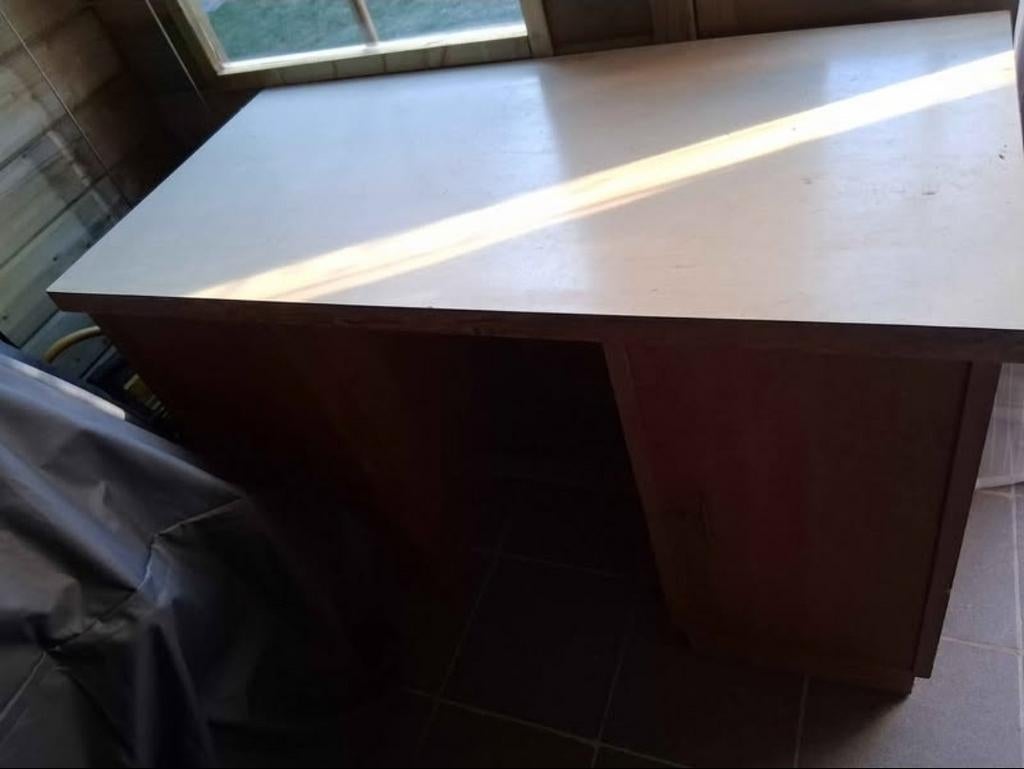 Houten bureau, Enlèvement