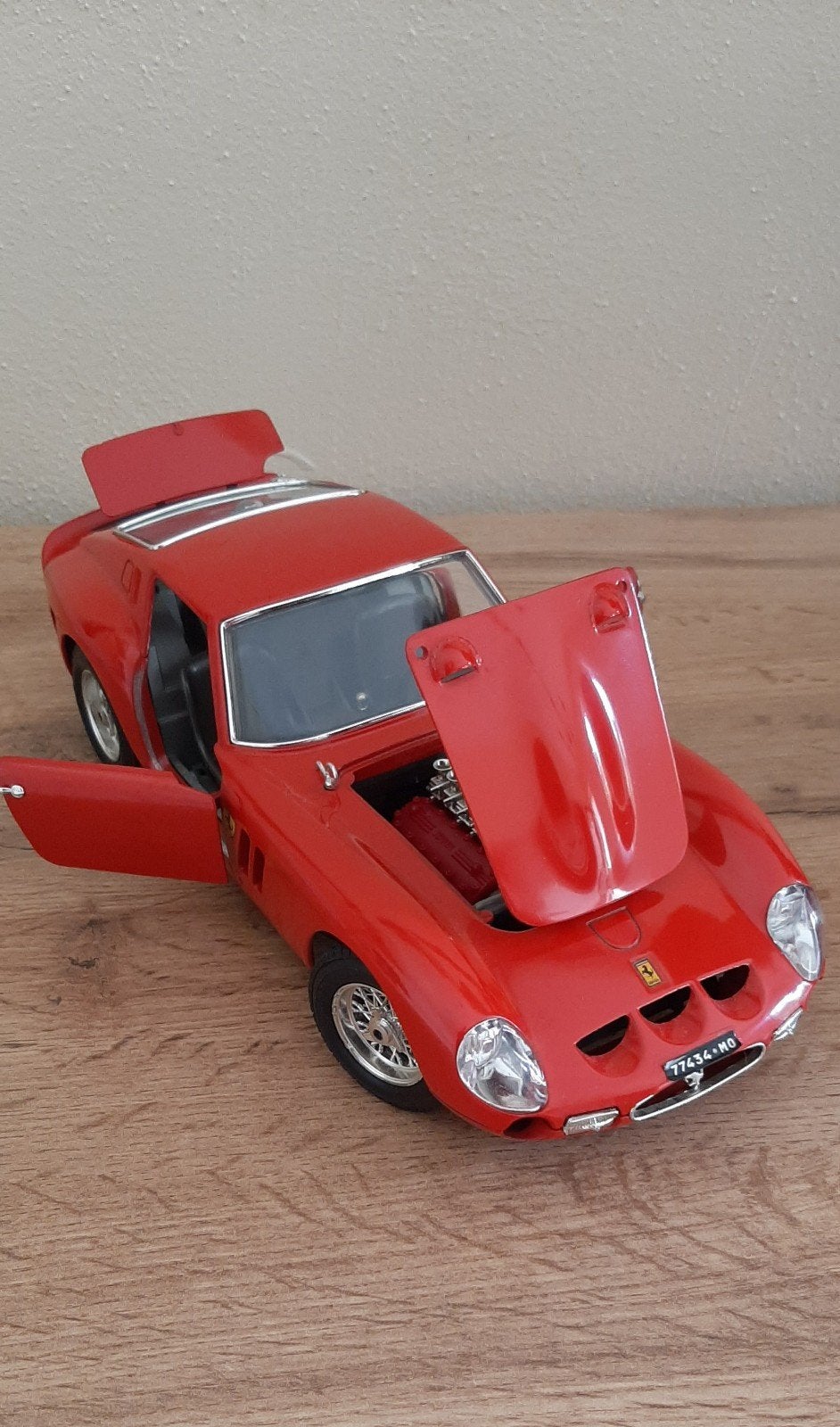 Ferrari GTO 1962 (1:18)
Très bon état, toujours exposé, Enlèvement