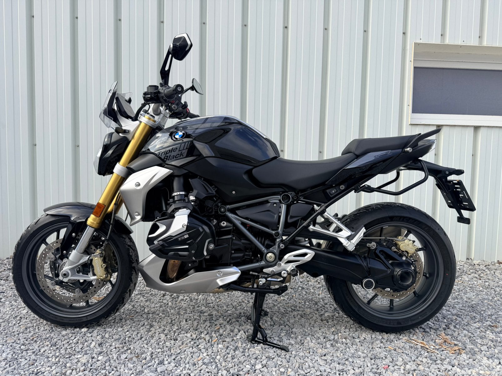BMW R 1250 R Triple Black Full Options BTW aftrekbaar, Handvatverwarming, 2 cilinders, Nieuw, Motorrijbewijs A