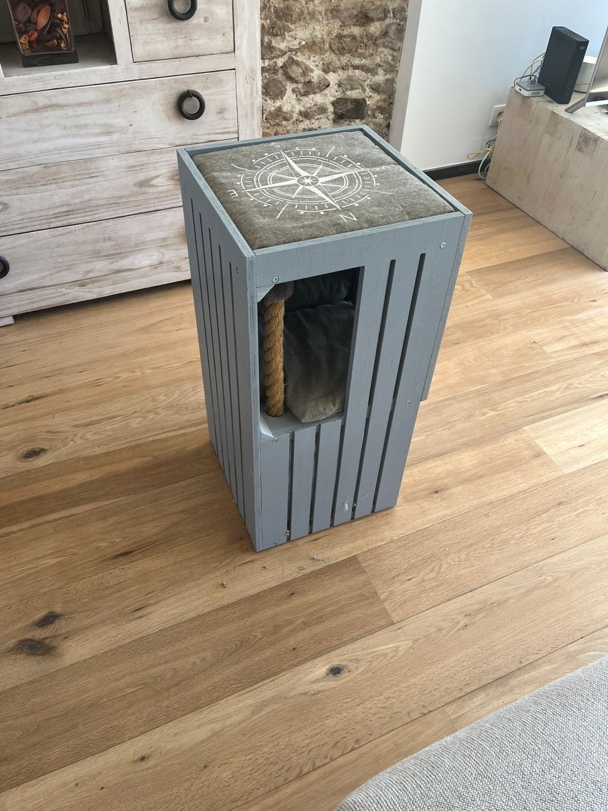 Arbre a chat en bois avec 2 coussins, Enlèvement, Comme neuf