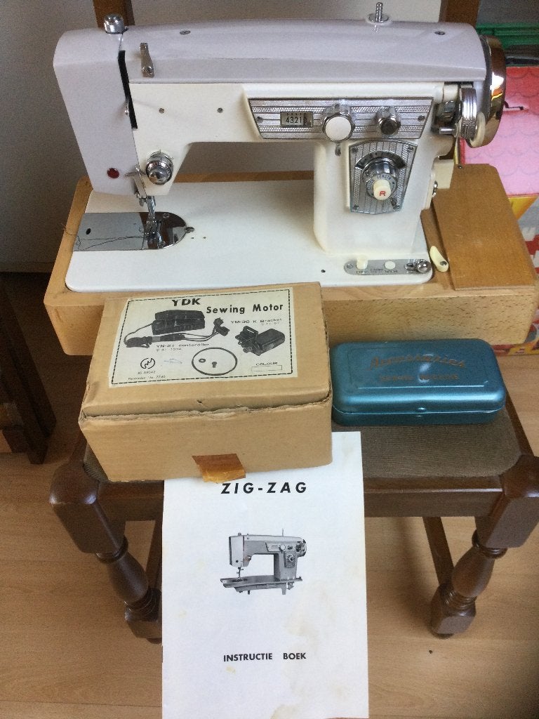 Elektrische zigzag naaimachine in koffer € 60, Ophalen, Gebruikt, Naaimachine