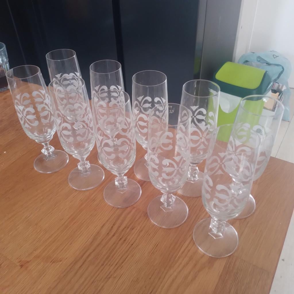 10 verres à champagne et 6 verres à vin assortis, Enlèvement