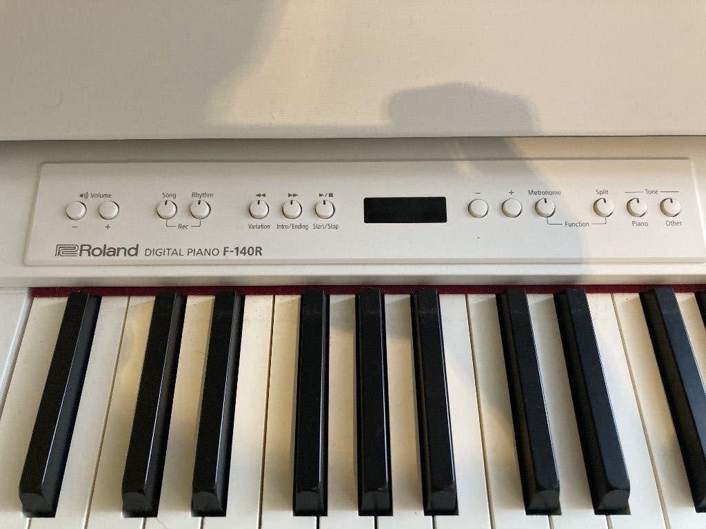 roland F-140R digitale piano, Muziek en Instrumenten, Ophalen, Gebruikt, Wit, Digitaal