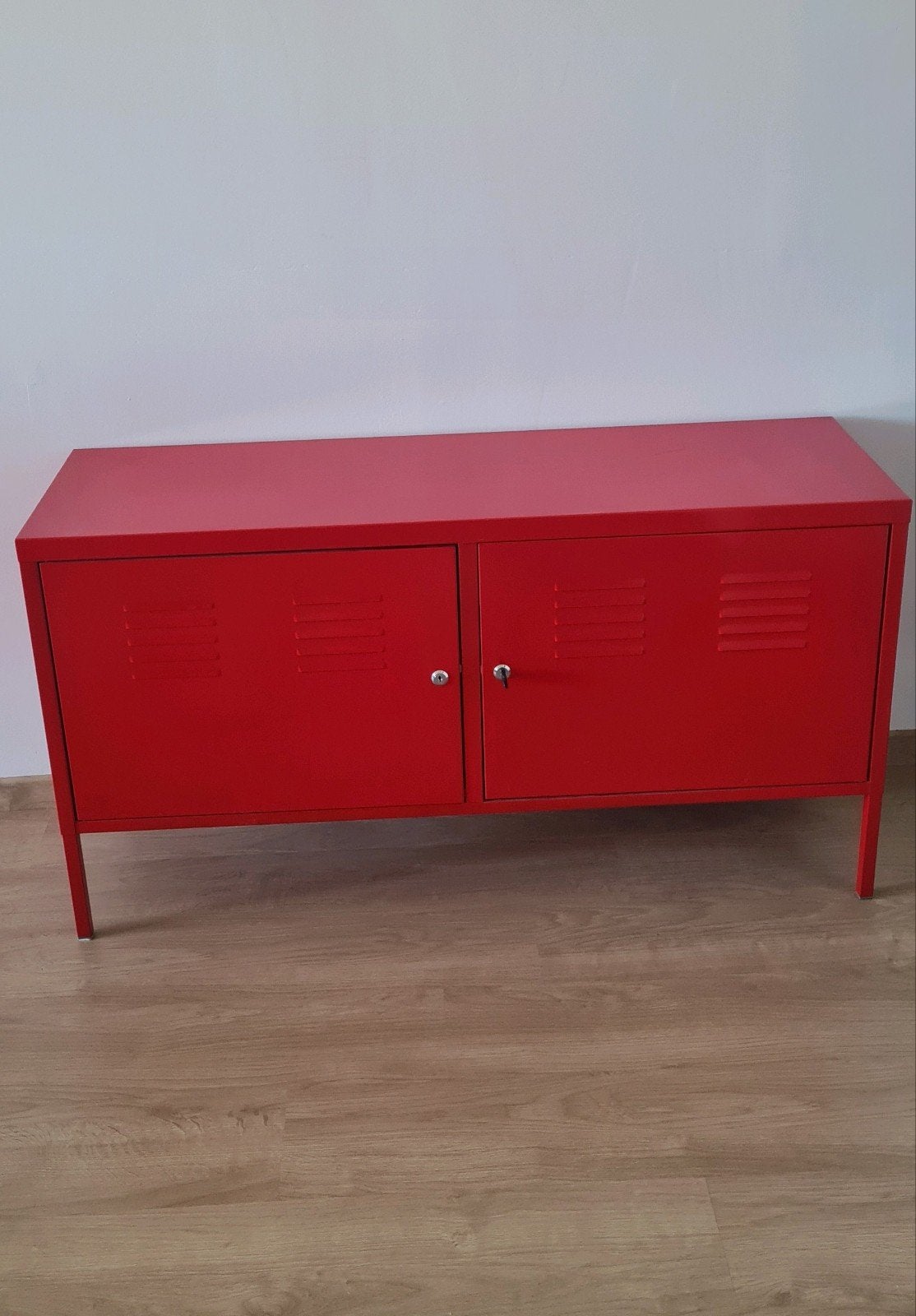 Twee rode metalen kasten Ikea, Enlèvement
