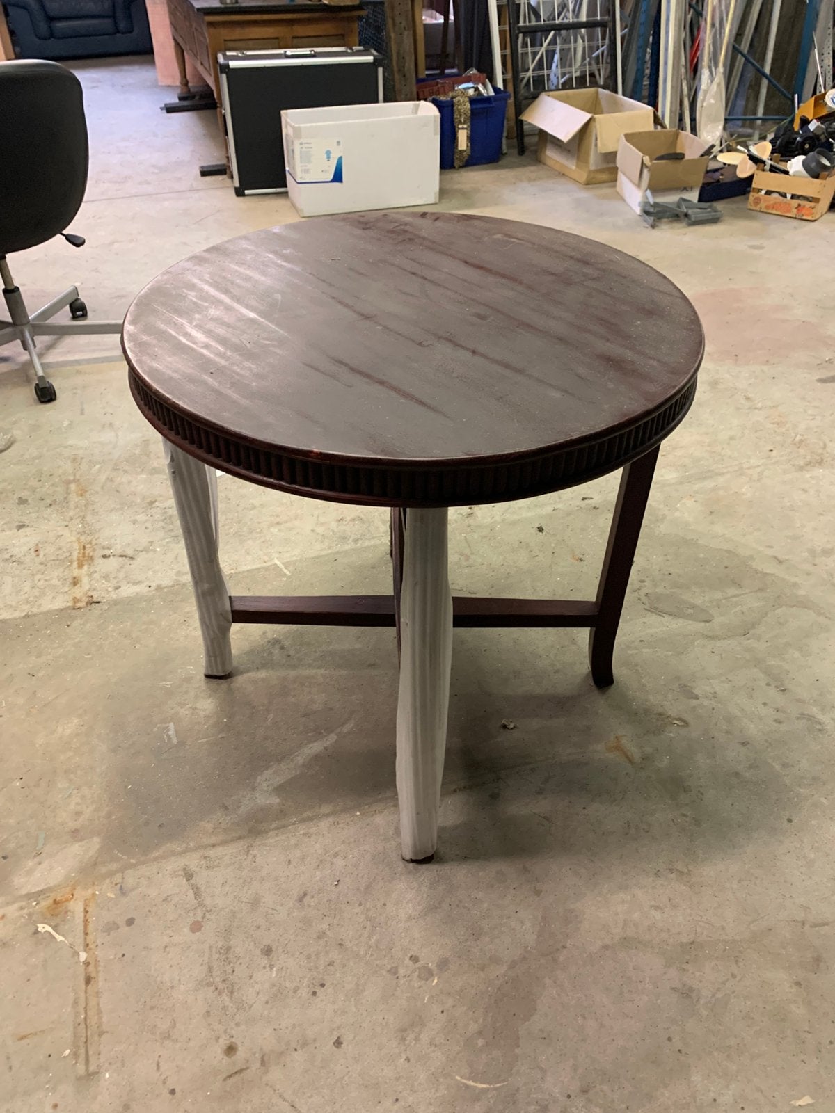 Table ronde en bois, Enlèvement