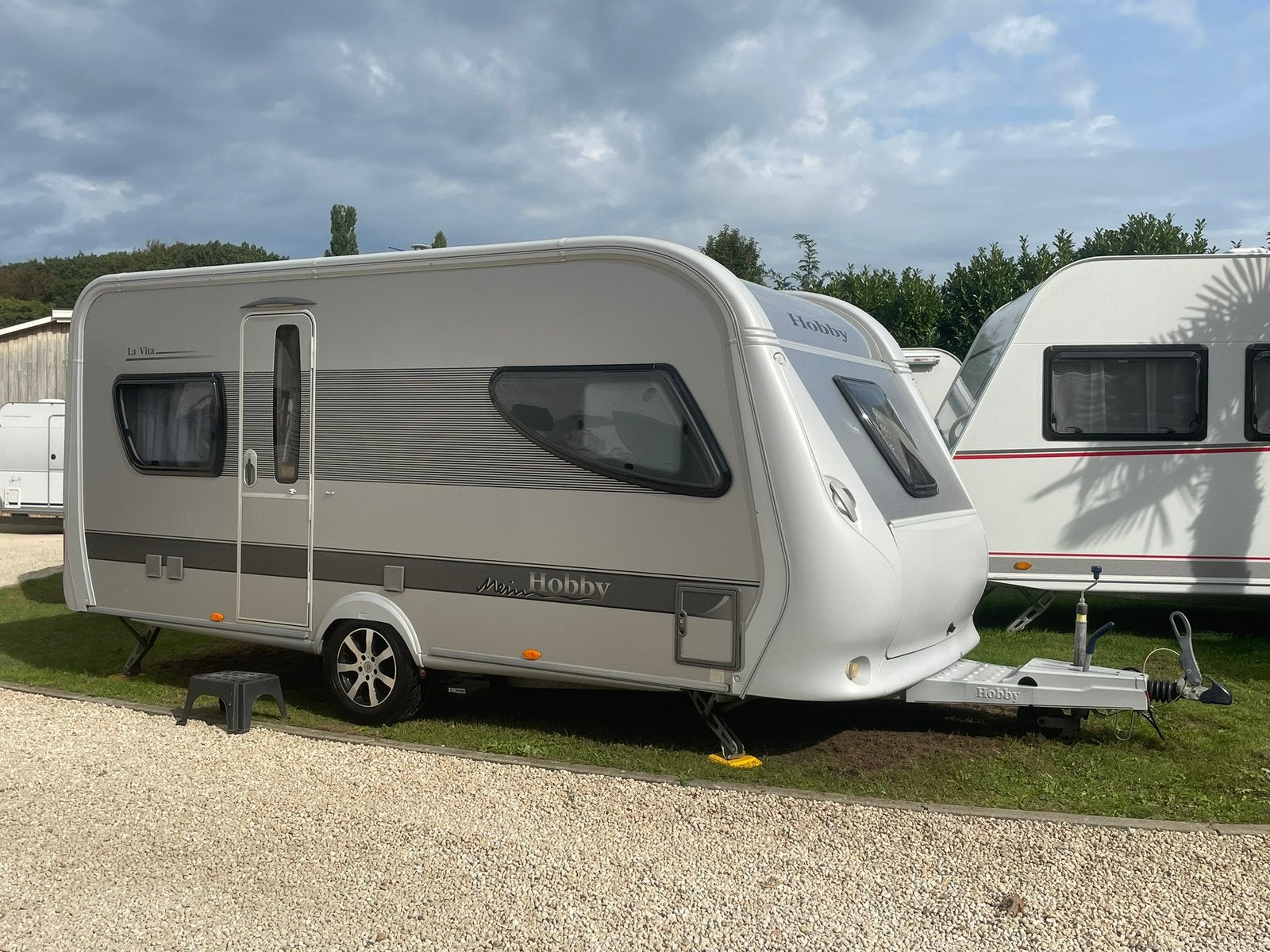 Mooie zilvere Hobby La vita 460, Volauto mover, voortent, Rondzit, Hobby, Frans bed, Bedrijf