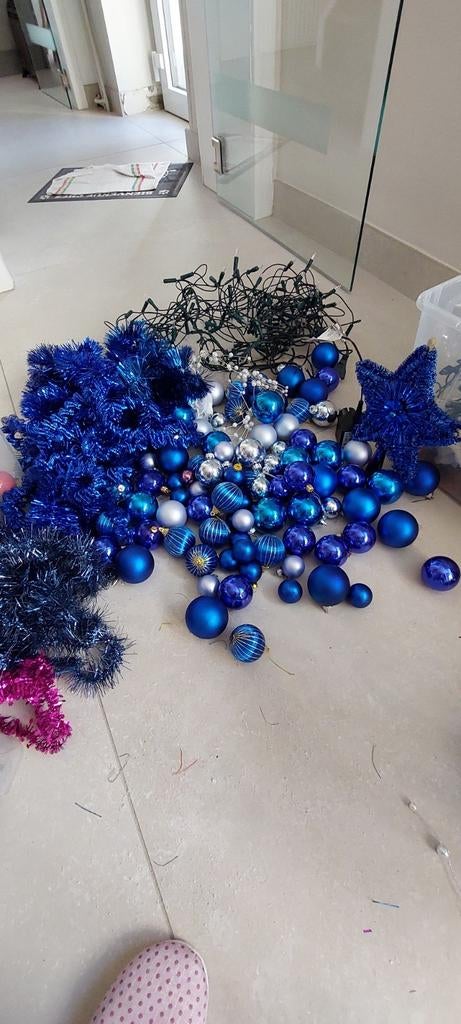Ensemble boules,guirlandes et 2 jeux de lampes, Enlèvement, Comme neuf