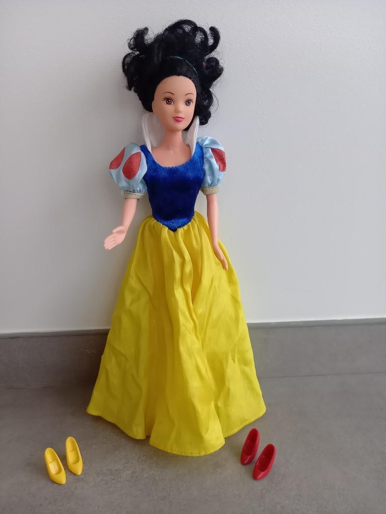 4 barbiepoppen: assepoester, sneeuwwitje, jasmine, belle, Kinderen en Baby's, Speelgoed | Poppen, Ophalen of Verzenden, Barbie