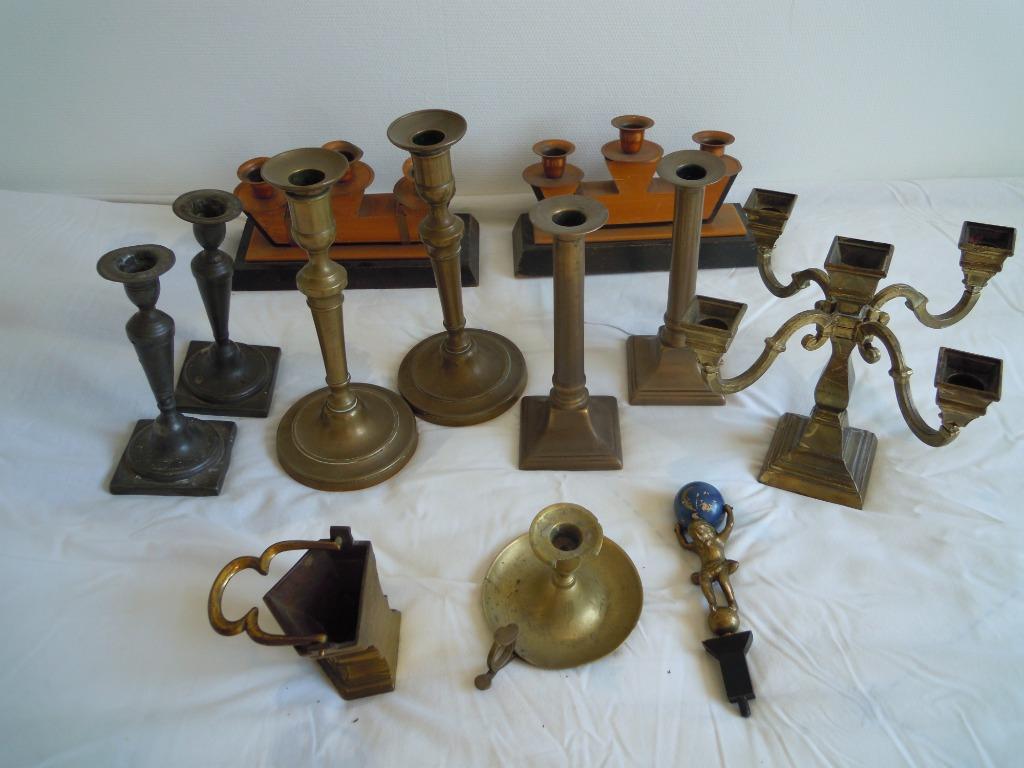 lot antieke koperen en tinnen kandelaars en wijwatervat, Antiek en Kunst, Ophalen of Verzenden, Koper of Brons