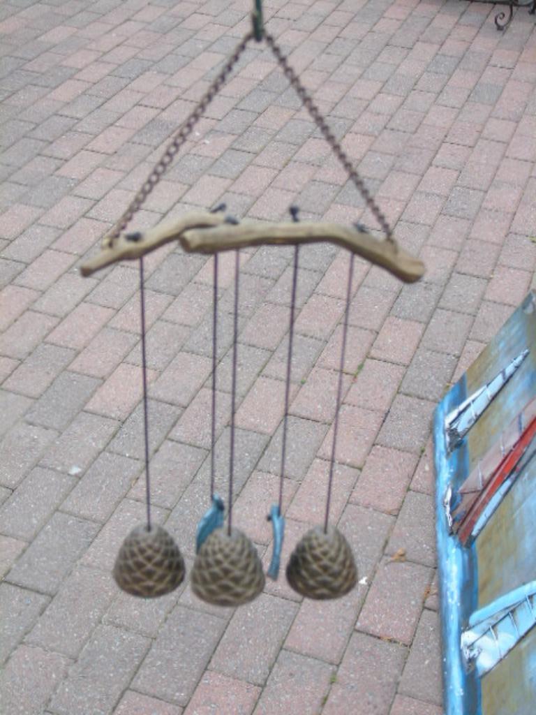 Bronzen windgong met 3 dennenappels op een tak., Tuin en Terras, Ophalen, Nieuw