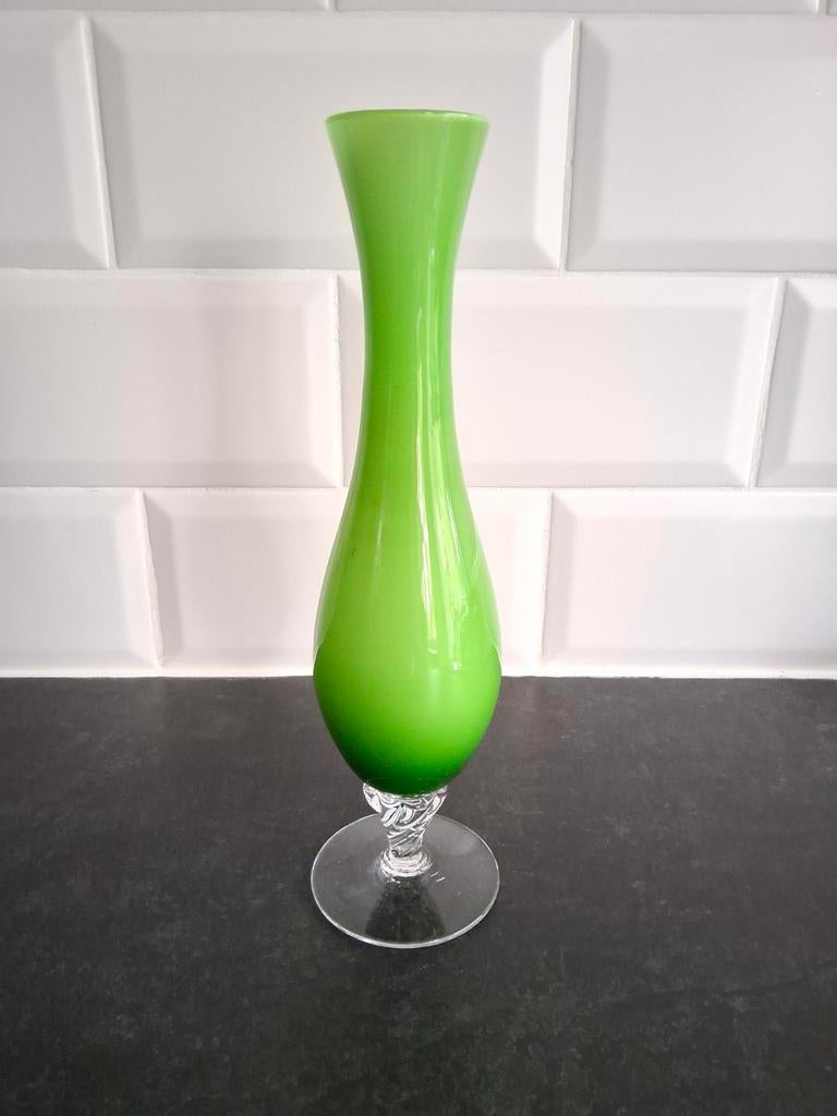 Vase en verre vert avec base transparente Vintage, Maison & Meubles, Moins de 50 cm, Enlèvement ou Envoi, Comme neuf, Verre
