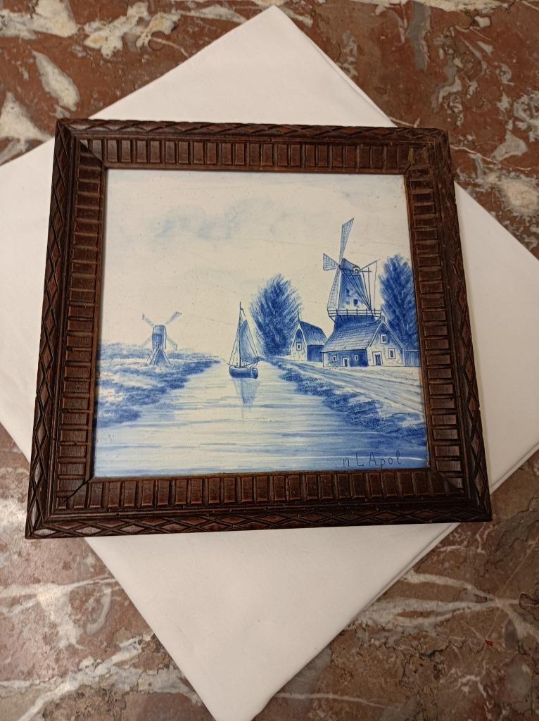 Royal Delft Grote ingekaderde tegel, tekening Louis Apol, Ophalen