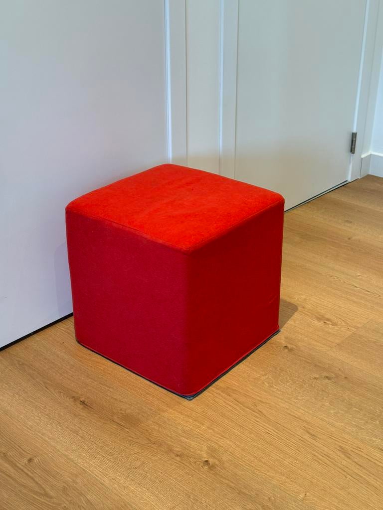 Pouf cube design rouge – assise d’appoint contemporaine, Maison & Meubles, Canapés | Repose-pieds & Poufs, Enlèvement ou Envoi