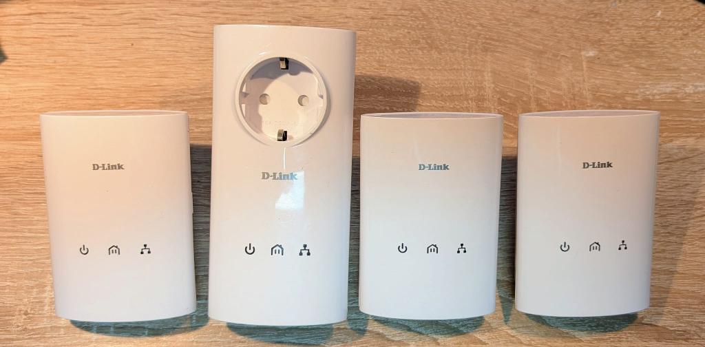 4xD-Link DHP-P306AV PowerLine-adapters 1 met stopcontact + 3, Computers en Software, Routers en Modems, Zo goed als nieuw, Ophalen of Verzenden